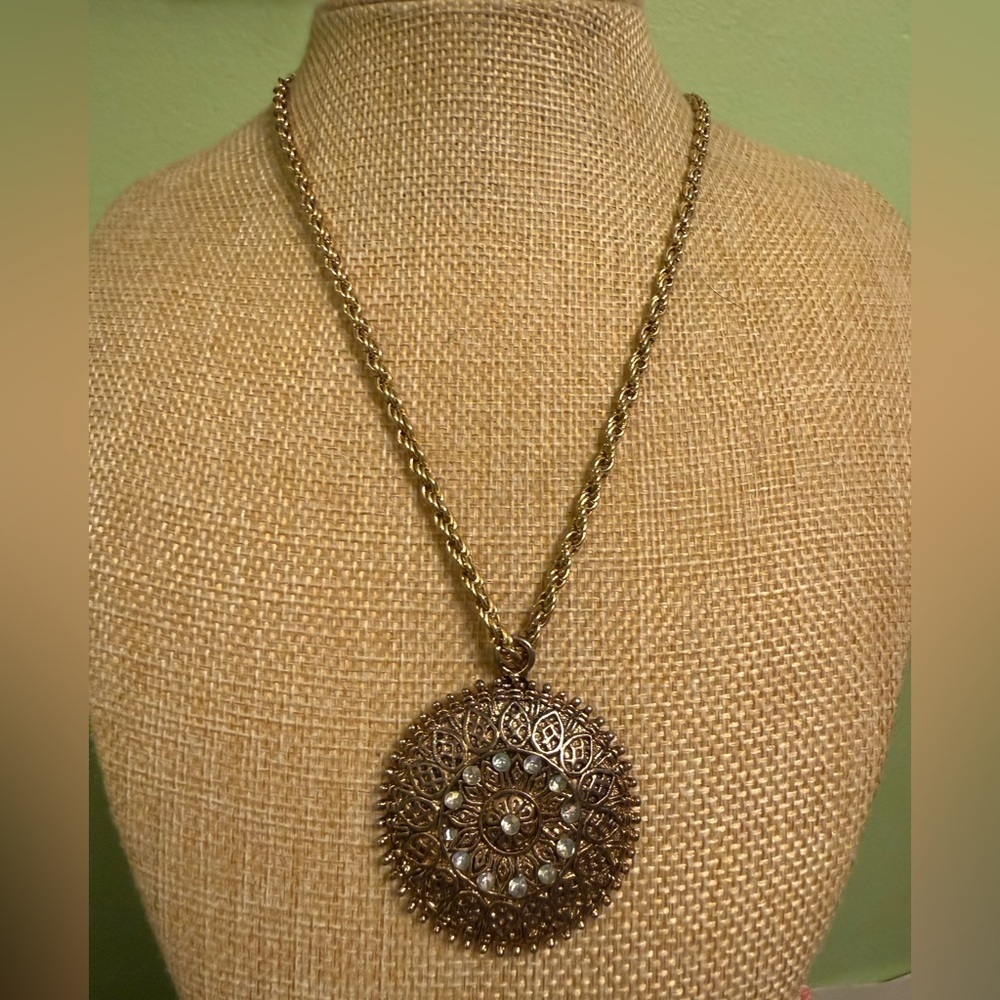 Elegant Gold Pendant Necklace
